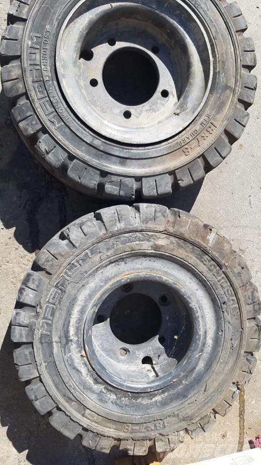 Bobcat 2000 Padangos, ratai ir ratlankiai