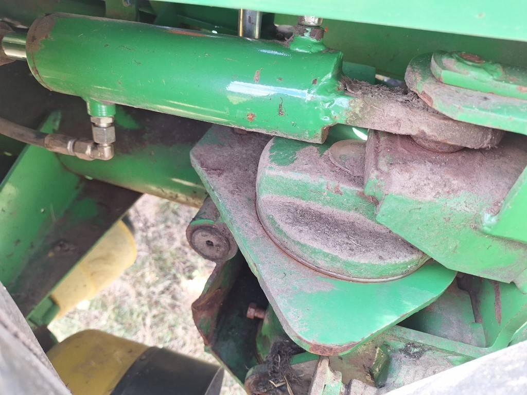 John Deere 328 Formuojančios žoliapjovės