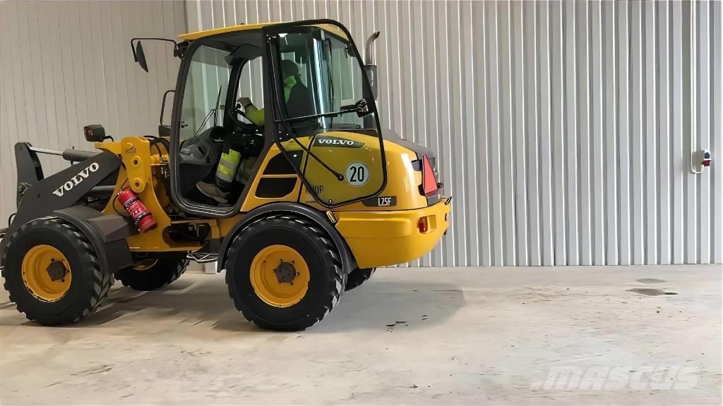 Volvo L 25 F Naudoti ratiniai krautuvai