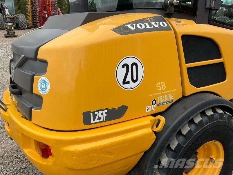 Volvo L 25 F Naudoti ratiniai krautuvai
