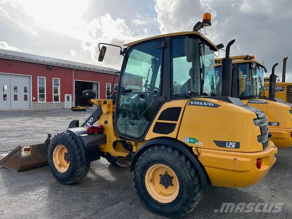Volvo L 25 F Naudoti ratiniai krautuvai