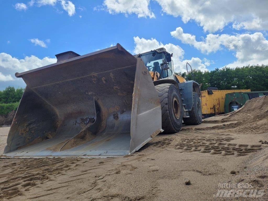 Liebherr L 586 Naudoti ratiniai krautuvai