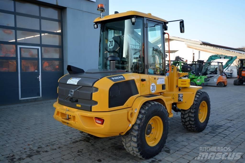 Volvo L 30 H Naudoti ratiniai krautuvai