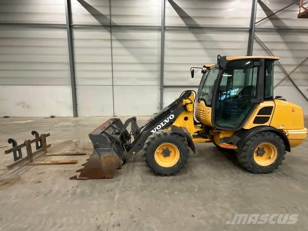 Volvo L 25 F Naudoti ratiniai krautuvai