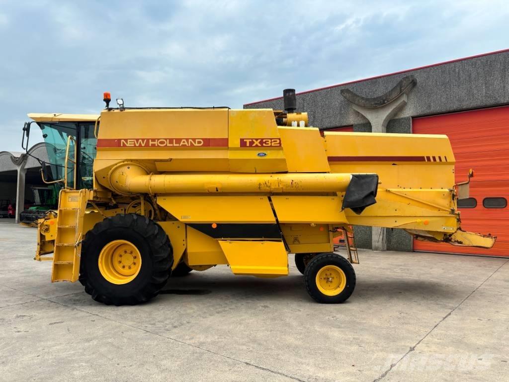 New Holland TX 32 Derliaus nuėmimo kombainai