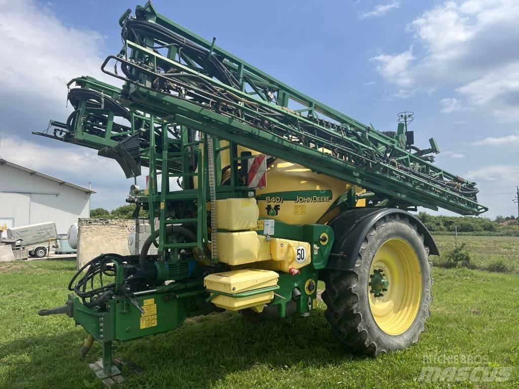 John Deere 840 i Prikabinami purkštuvai