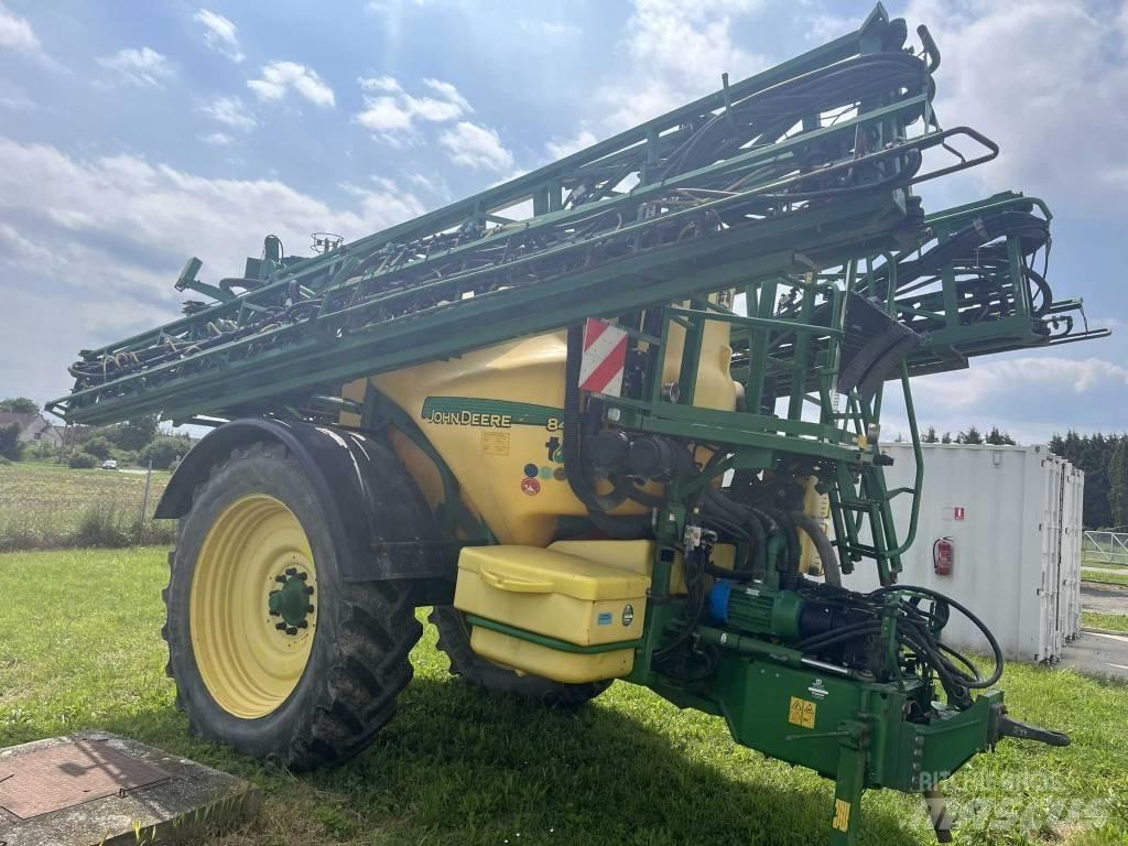 John Deere 840 i Prikabinami purkštuvai