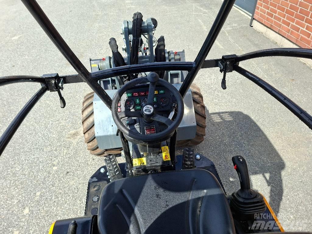 GiANT G 2300 HD Daugiafunkciniai pakrovėjai