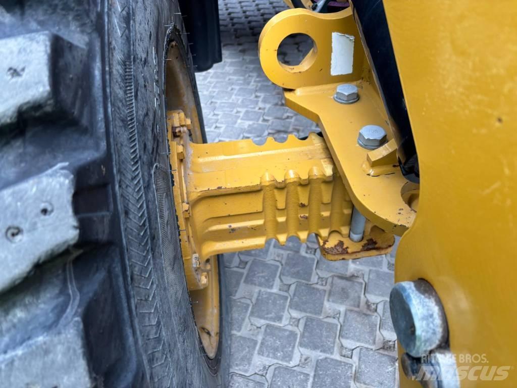 CAT 908 M Naudoti ratiniai krautuvai