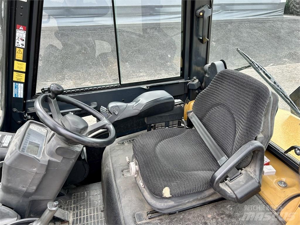 CAT DP 25 NT Dyzeliniai krautuvai