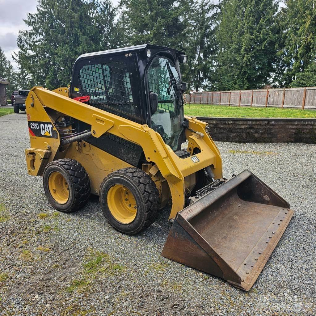 CAT 236D Krautuvai su šoniniu pasukimu