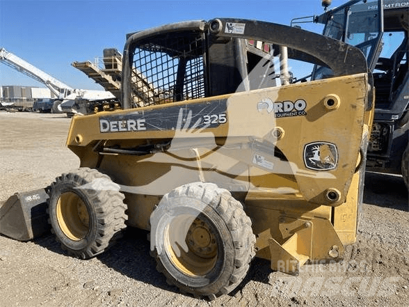 John Deere 325 Krautuvai su šoniniu pasukimu
