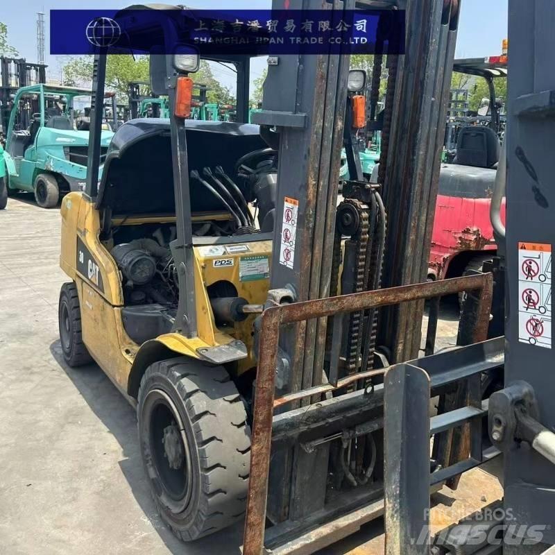 CAT 30 Dyzeliniai krautuvai