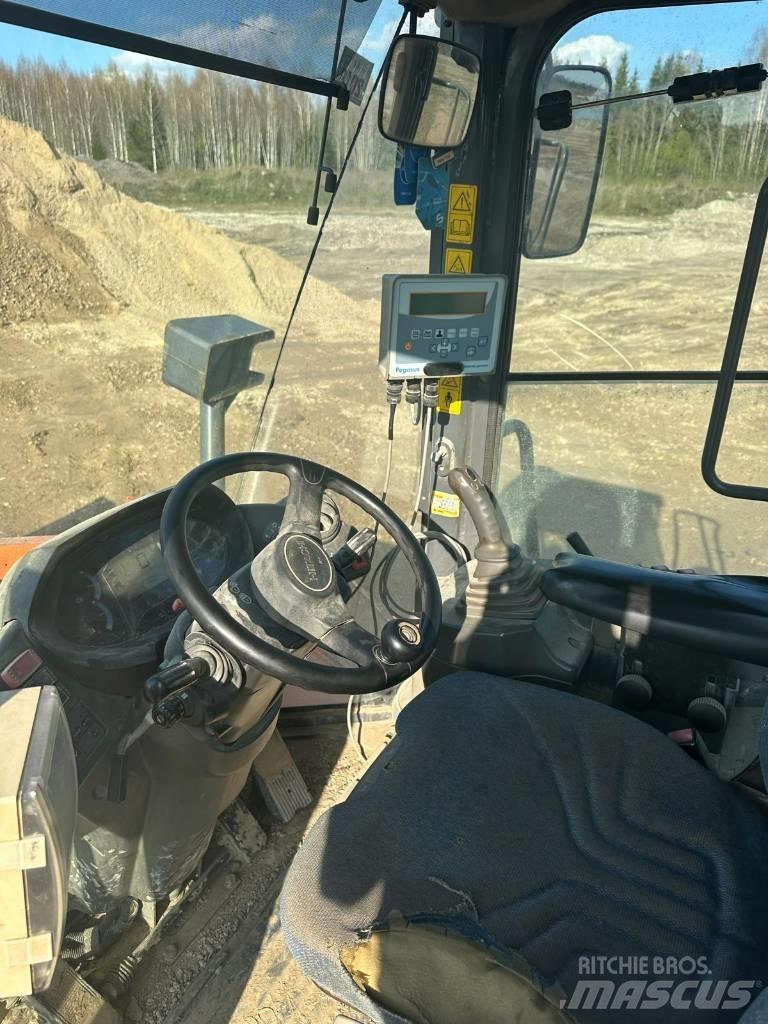 Hitachi ZW 250 Naudoti ratiniai krautuvai