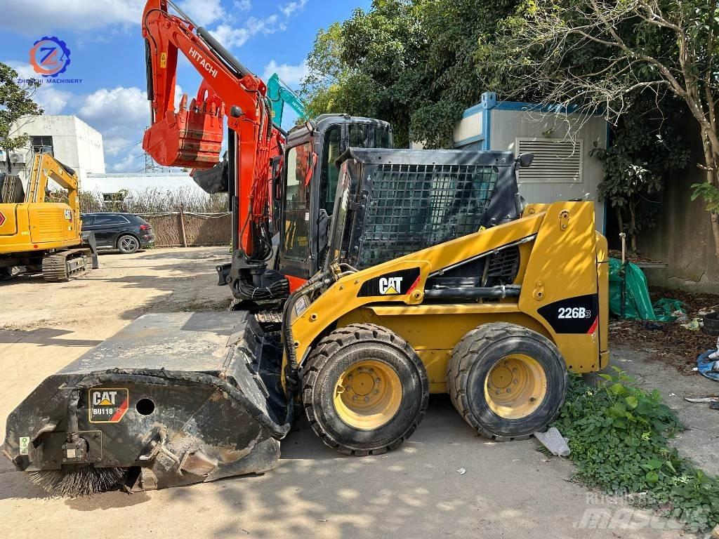 CAT 226 B Krautuvai su šoniniu pasukimu