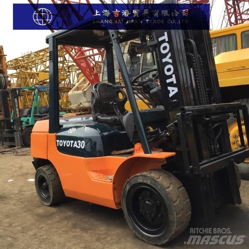 TCM FD 30 Dyzeliniai krautuvai