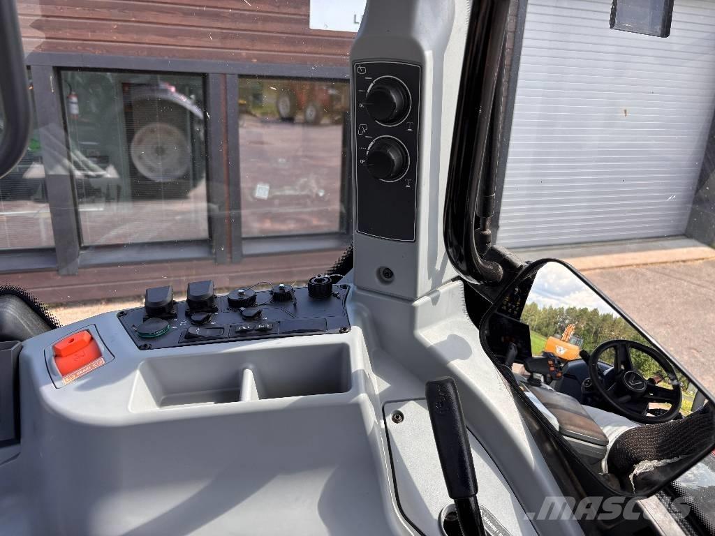 Valtra T 215 Versu Traktoriai