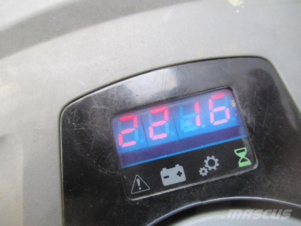 Toyota LPE200 Žemų aukščių keltuvai su platforma