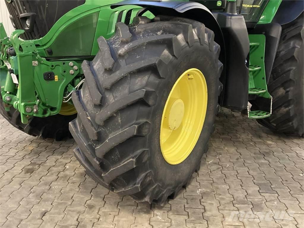 John Deere 6215R Traktoriai