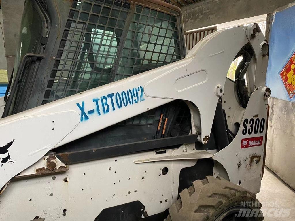 Bobcat S 300 Krautuvai su šoniniu pasukimu