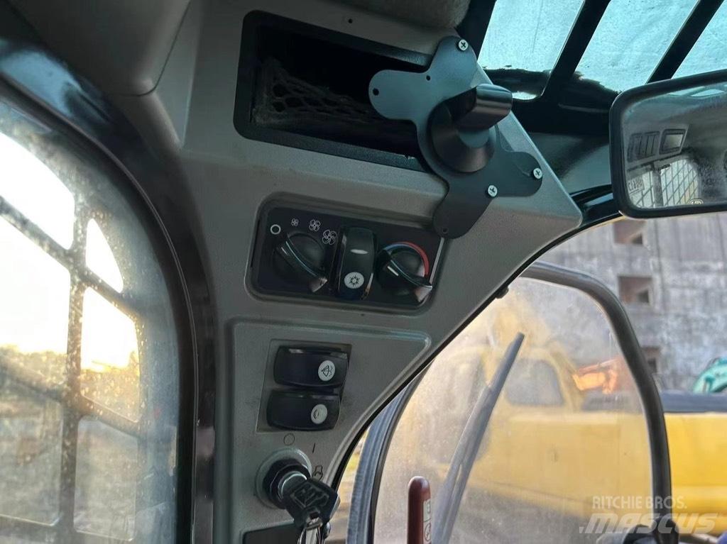 CAT 246 D Krautuvai su šoniniu pasukimu