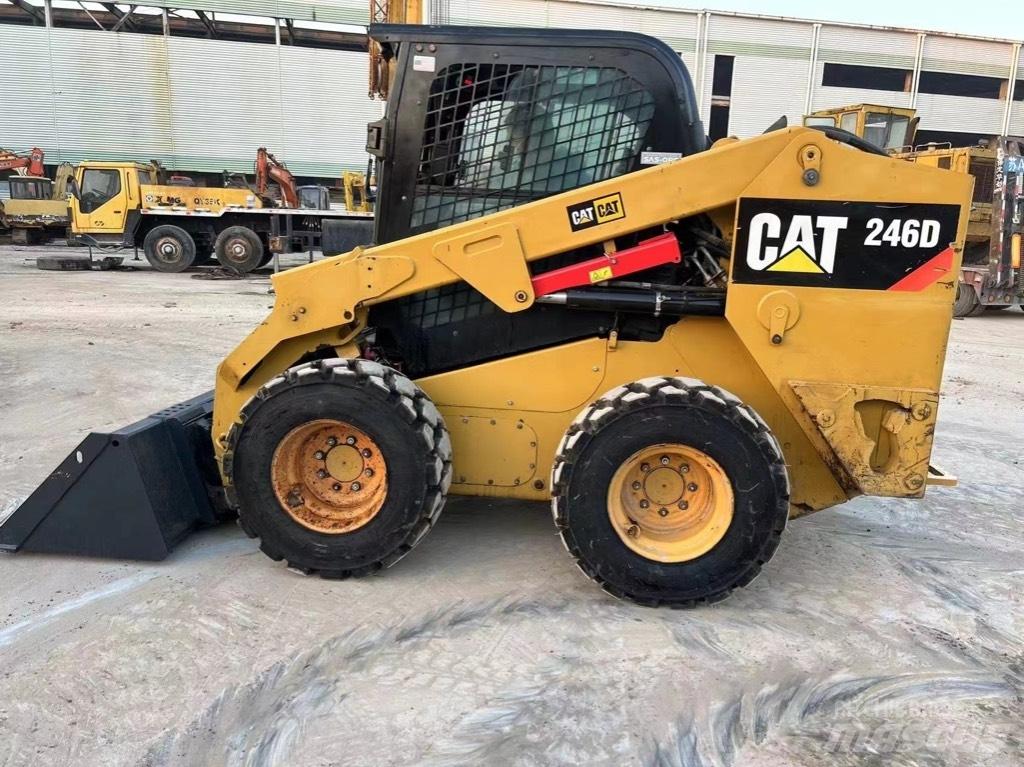 CAT 246 D Krautuvai su šoniniu pasukimu