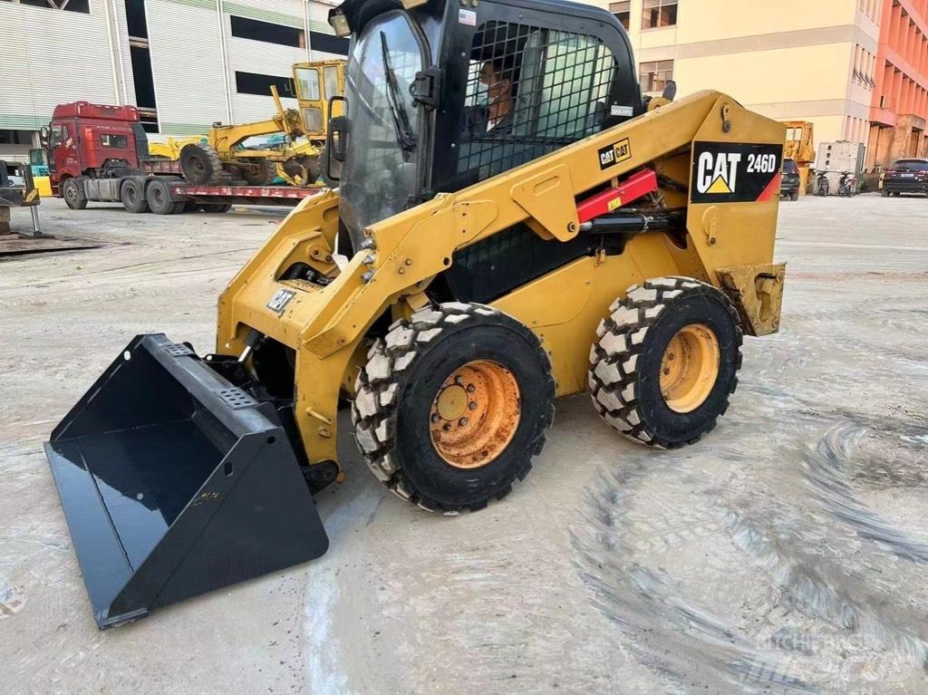 CAT 246 D Krautuvai su šoniniu pasukimu