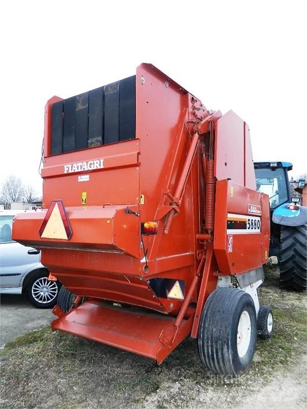 New Holland 5880 Ritinių presai