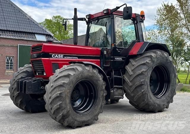 Case IH 1255 XL Traktoriai