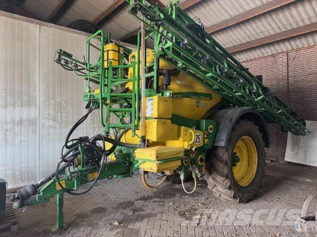 John Deere 832 Savaeigiai purkštuvai
