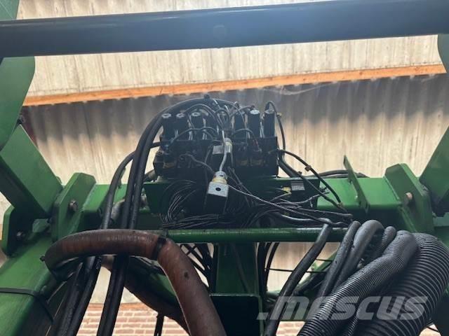 John Deere 832 Savaeigiai purkštuvai