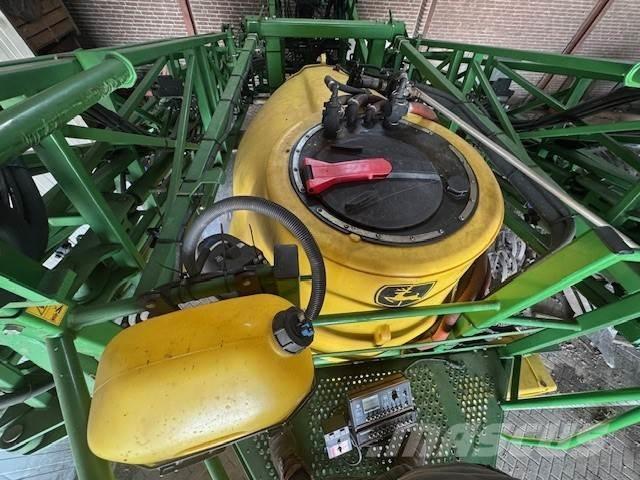 John Deere 832 Savaeigiai purkštuvai