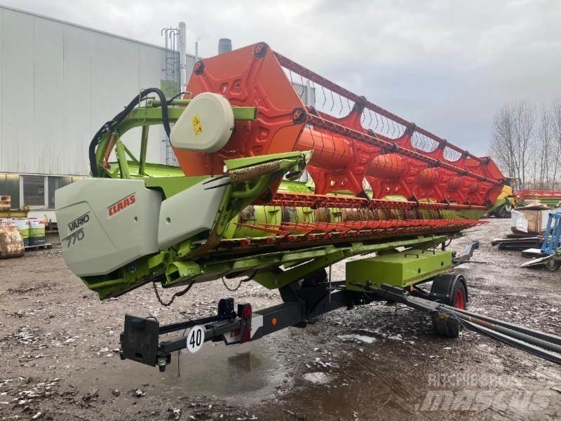 CLAAS LEXION 7400 Derliaus nuėmimo kombainai