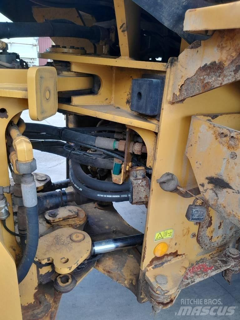 CAT 938 M Naudoti ratiniai krautuvai