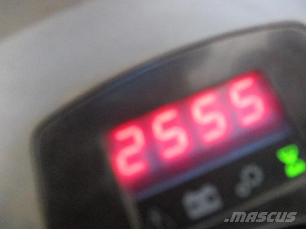 Toyota LPE250 Žemų aukščių keltuvai su platforma