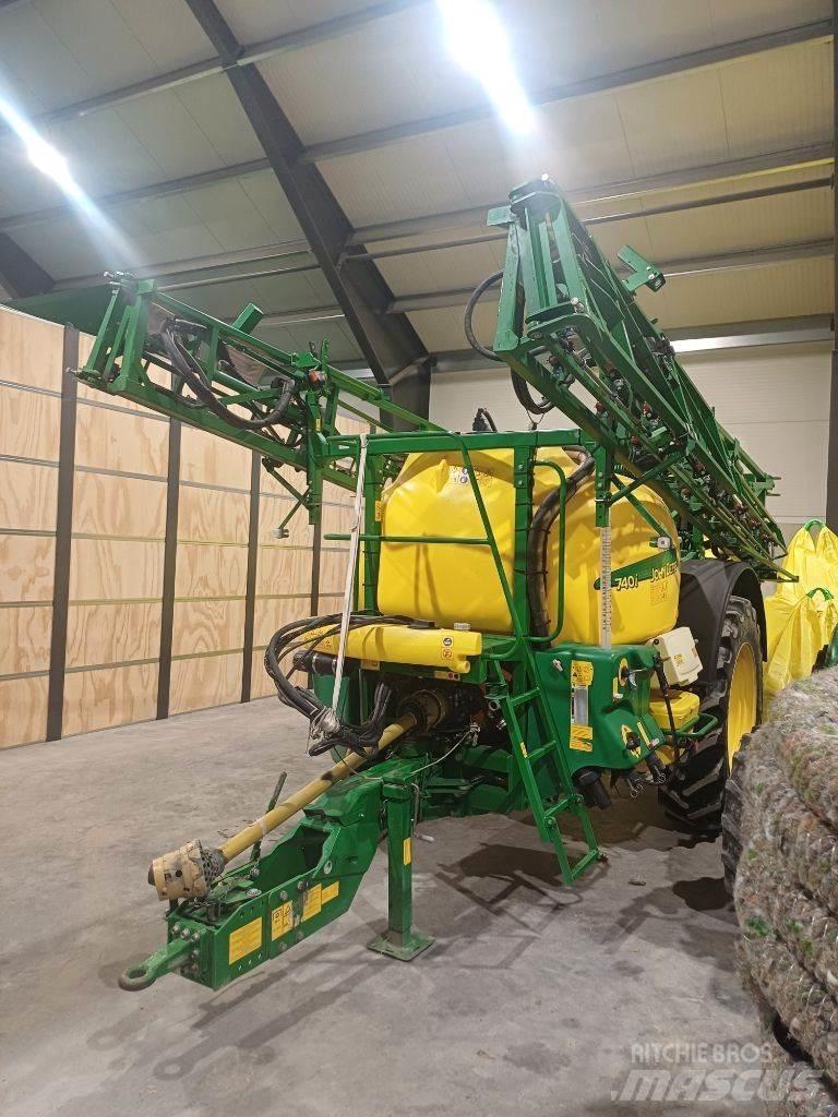 John Deere 740 i Prikabinami purkštuvai