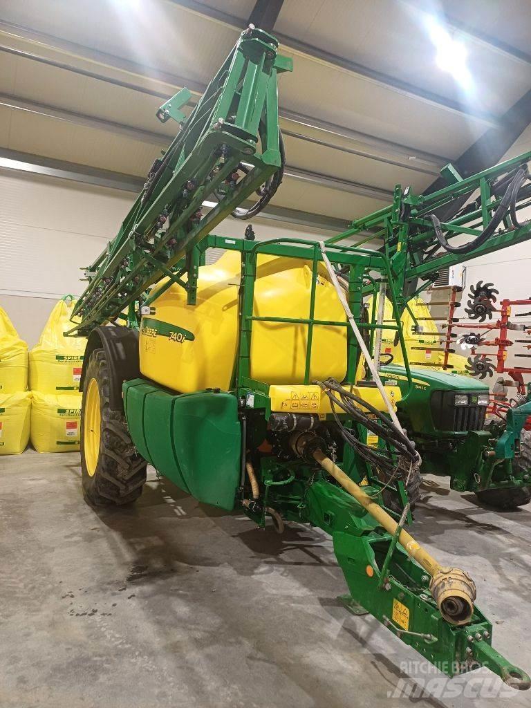 John Deere 740 i Prikabinami purkštuvai