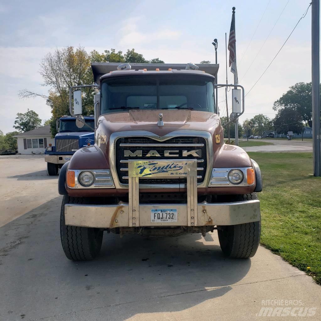 Mack CV 713 Savivarčių priekabų vilkikai