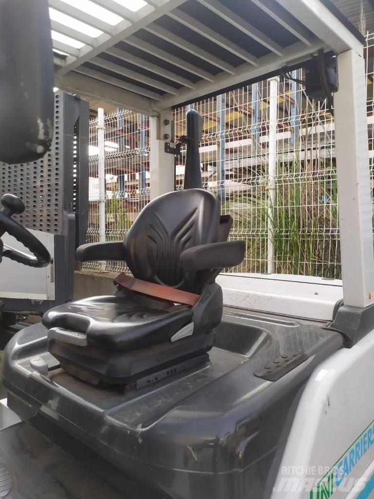 UniCarriers D1F4A40Q Krautuvai su pakrovimu iš šonų