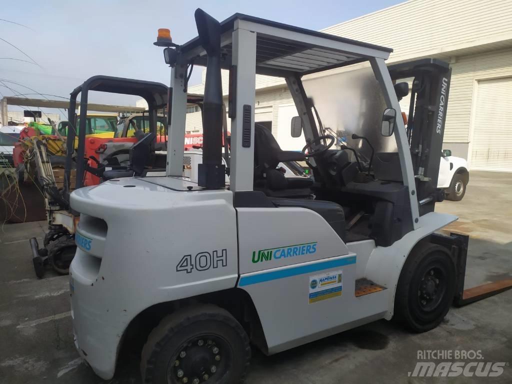 UniCarriers D1F4A40Q Krautuvai su pakrovimu iš šonų