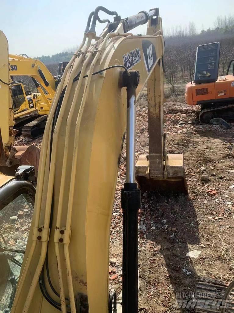 CAT 323D2 Vikšriniai ekskavatoriai