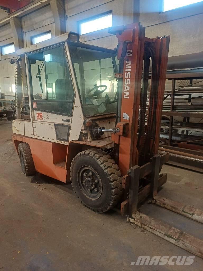 Nissan 33 U Dyzeliniai krautuvai