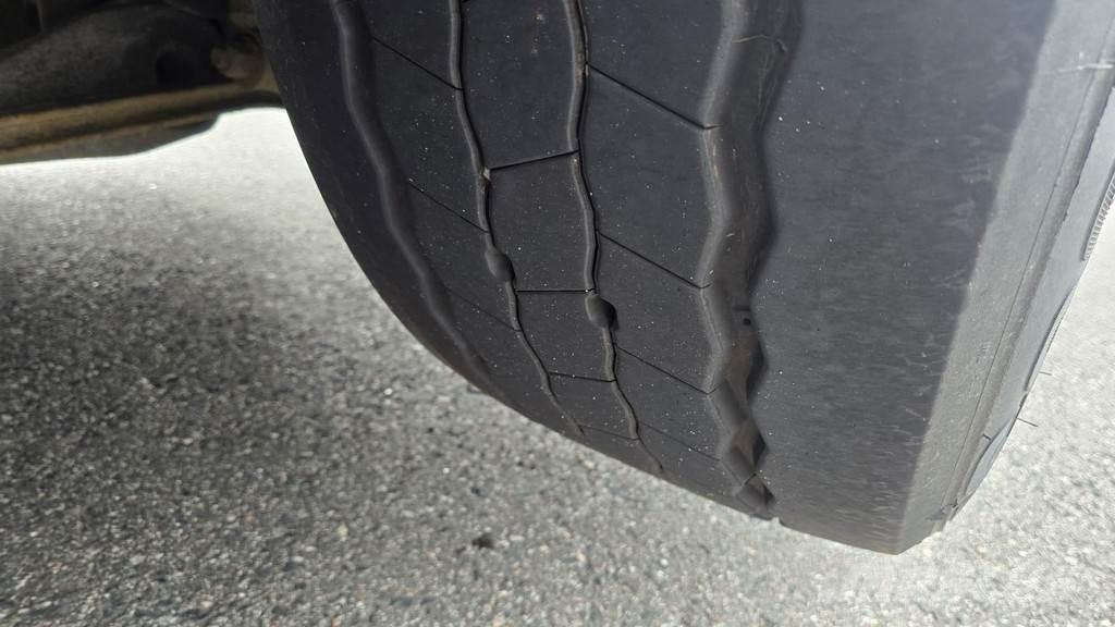 Volvo FH Priekabos su tentu