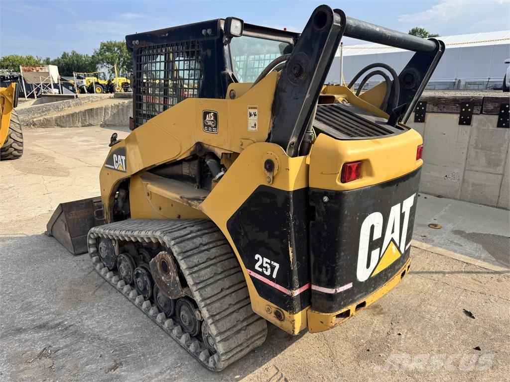 CAT 257 Krautuvai su šoniniu pasukimu