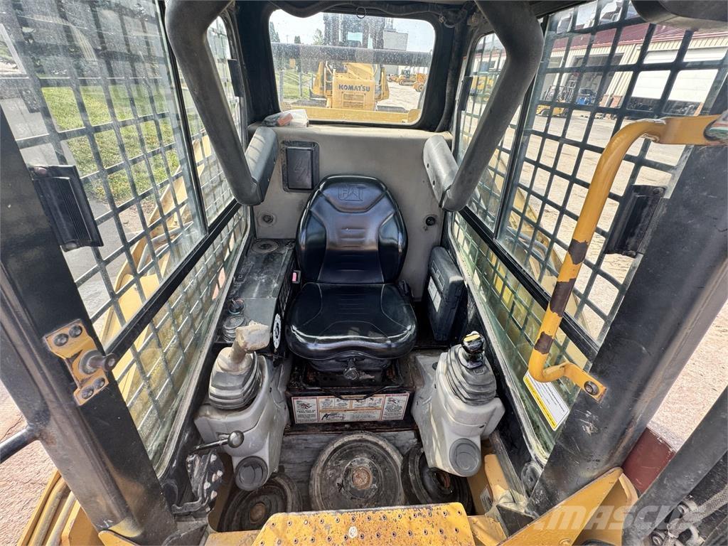 CAT 257 Krautuvai su šoniniu pasukimu