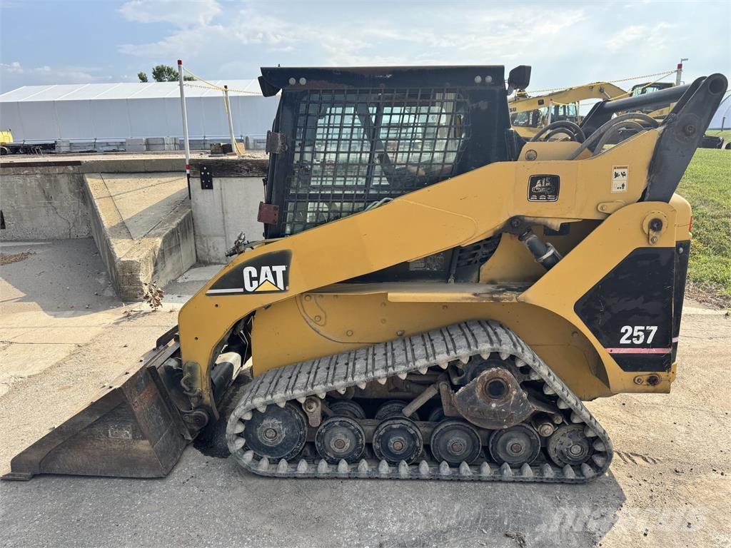 CAT 257 Krautuvai su šoniniu pasukimu