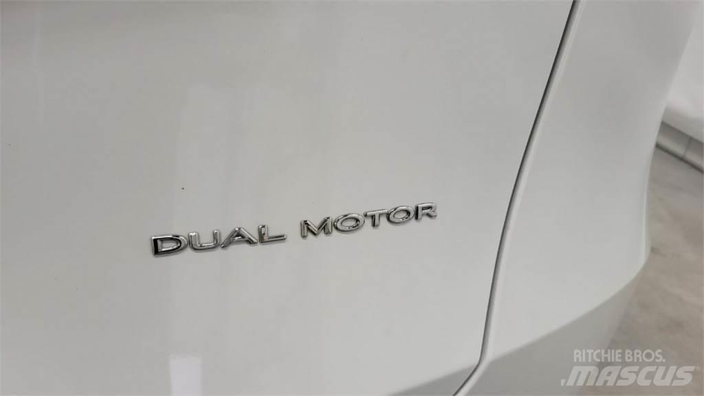 Tesla Y Lengvieji automobiliai