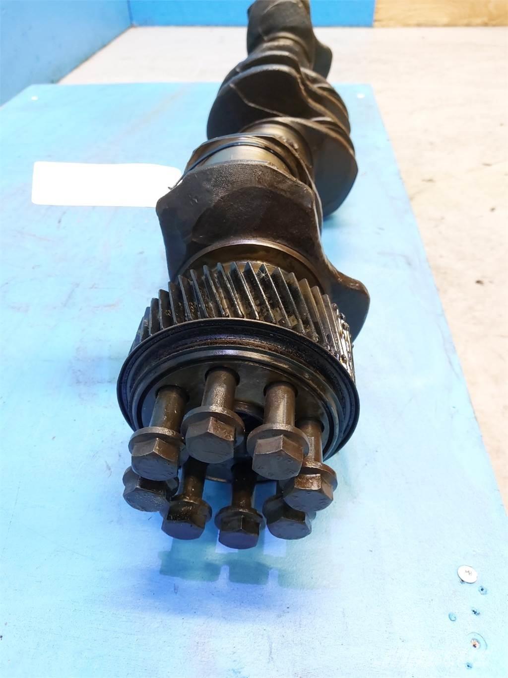 CASE 7010 Varikliai