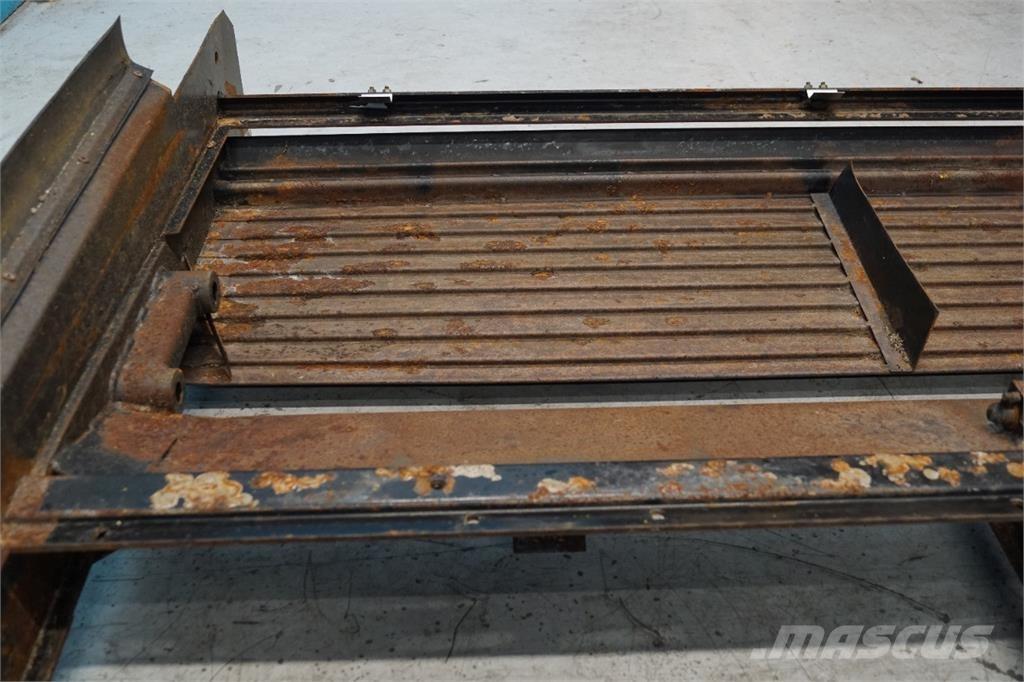 CASE 8010 Smėlio ir druskos barstytuvai