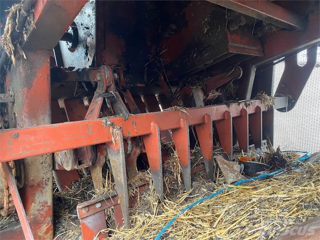 Hesston 4800 Stačiakampių ryšulių presai